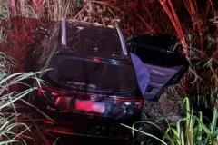 Acidente de trânsito deixa ferida após carro cair em ribanceira em Volta Redonda