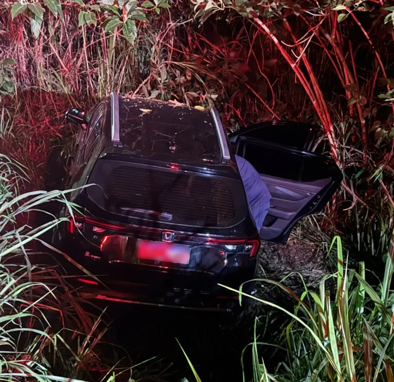 Acidente de trânsito deixa ferida após carro cair em ribanceira em Volta Redonda