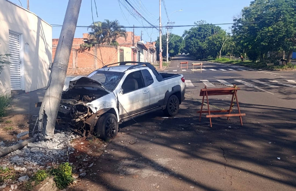 Acidente entre picape e moto causa destruição de poste na Zona Oeste de Ribeirão Preto