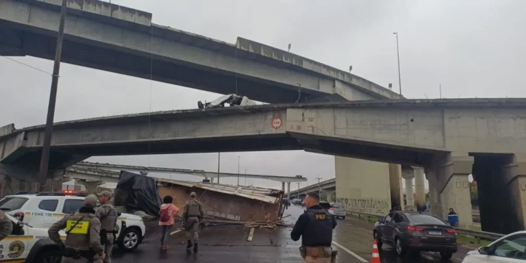 Acidente grave na Br-290 deixa dois mortos após caminhão despencar de viaduto em Porto Alegre