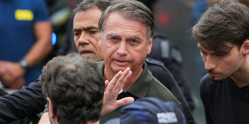 Advogados de Bolsonaro retiram pedido ao STF para anular condenação de 27 anos por golpe