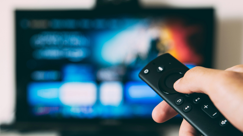 Atalho escondido no controle remoto facilita acesso a recursos de acessibilidade na TV