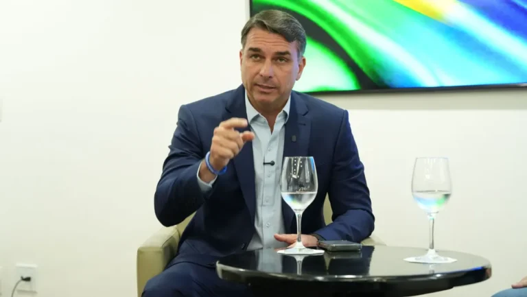 Boato sobre padroeira gera desgaste para Flávio Bolsonaro nas redes sociais
