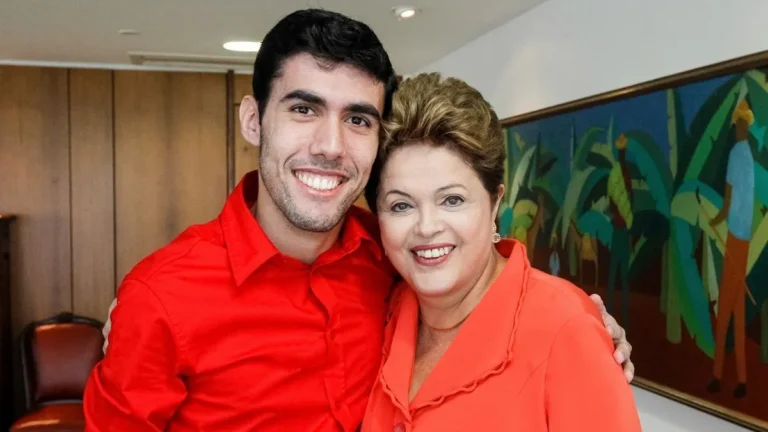 Campanha de Flávio Bolsonaro aponta influenciador como origem de boato sobre padroeira
