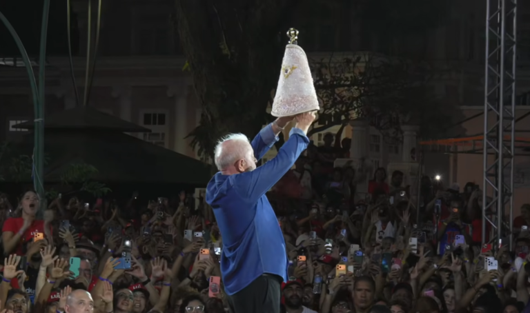 Campanha de Lula distribui guia para militantes reforçarem fé católica do presidente