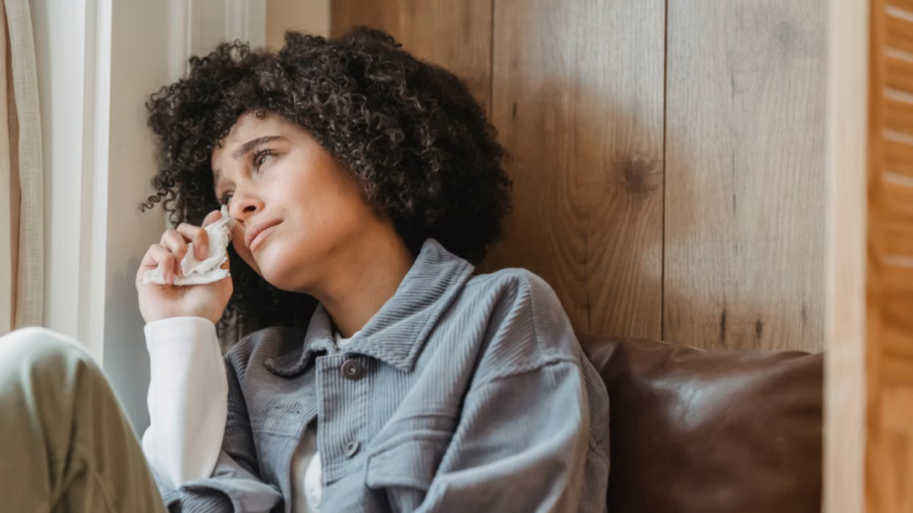 Chorar em discussões não é sinal de fraqueza: entenda a reação do seu corpo
