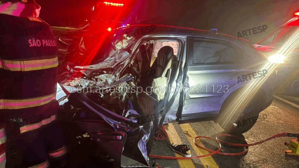 Colisão entre carro e carreta na Rodovia Laurentino Mascari mata uma pessoa e fere outra em Itápolis