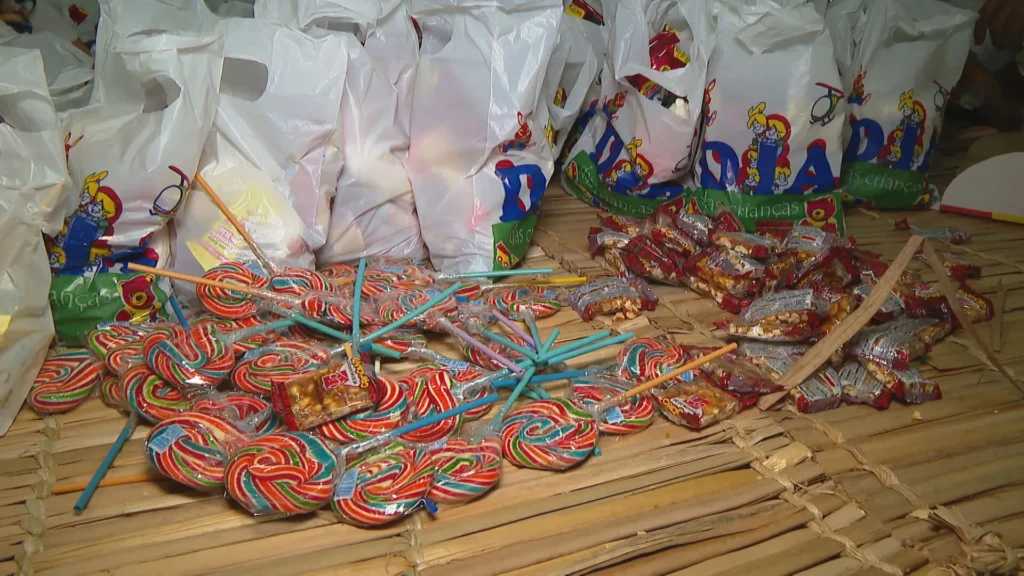 Cosme, Damião e Doum: a tradição dos doces e o significado por trás do terceiro irmão