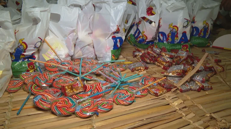 Cosme, Damião e Doum: a tradição dos doces e o significado por trás do terceiro irmão