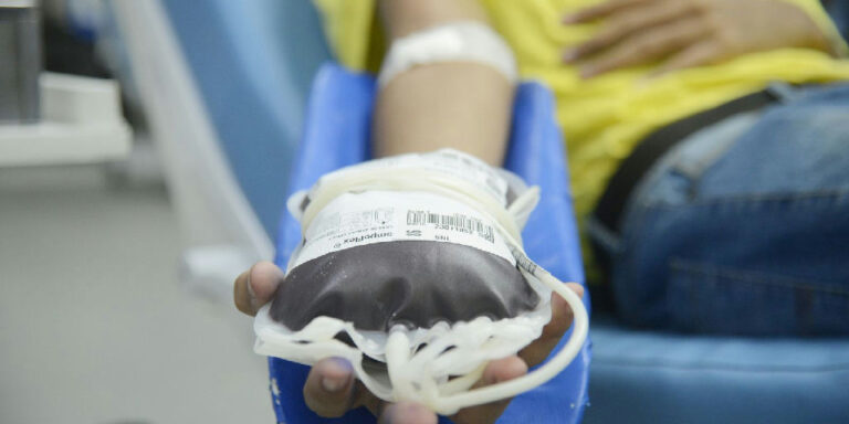 Doação de sangue é liberada para pessoas com mais de 70 anos no Brasil