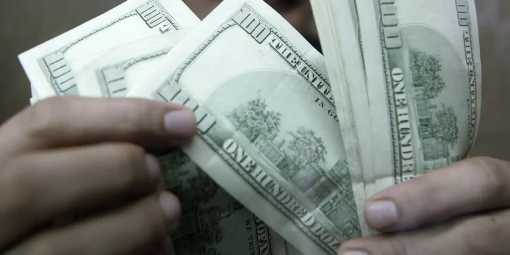 Dólar sobe e se aproxima de R$ 5,17 pressionado por cenário eleitoral e economia externa