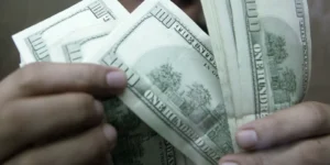 Dólar sobe e se aproxima de R$ 5,17 pressionado por cenário eleitoral e economia externa