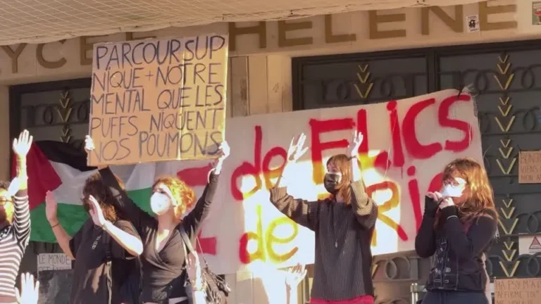 Estudantes bloqueiam escolas em Paris durante protestos contra cortes orçamentários