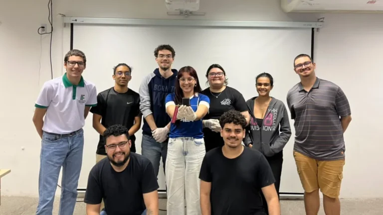 Estudantes brasileiros enviam satélites ao espaço em missão da Spacex