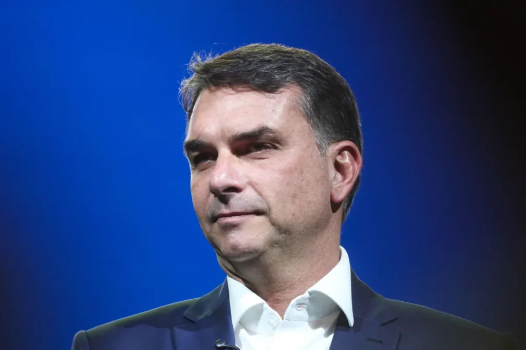Flávio Bolsonaro projeta retorno de Jair Bolsonaro ao rodeio de Jaguariúna em 2027