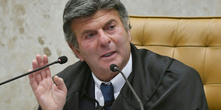 Fux derruba liminar de Dino e mantém exclusão de postagens sobre Nossa Senhora determinada pelo TSE