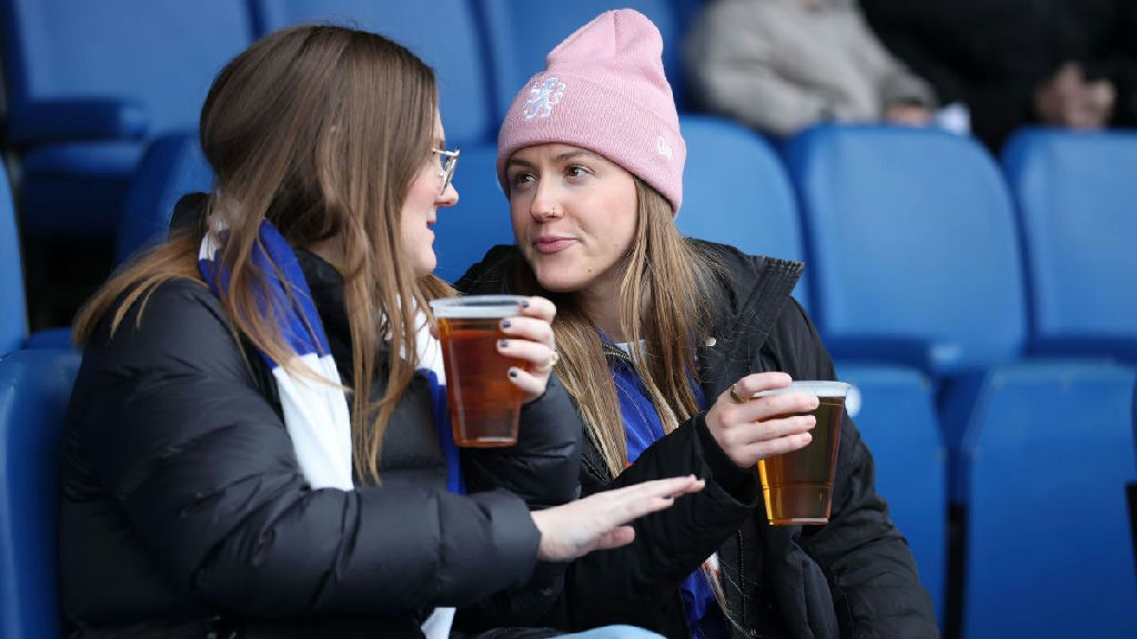 Governo britânico estuda liberar consumo de cerveja nas arquibancadas de estádios de futebol