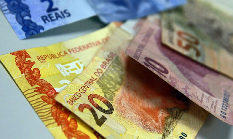 Inadimplência atinge 6% com alta nos juros para famílias em agosto