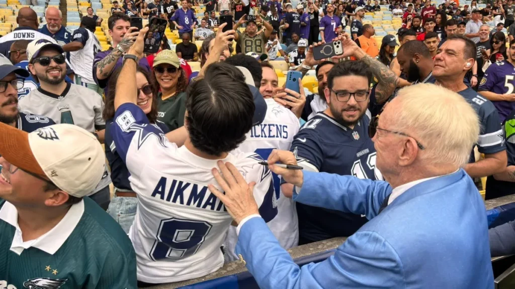 Jerry Jones interage com torcedores no Maracanã antes de NFL Rio Game