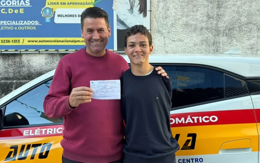 Jovem que nasceu sem os braços conquista CNH e reforça busca por autonomia em Minas Gerais