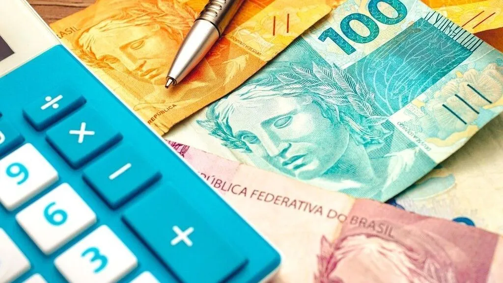 Juros sobem mais rápido do que caem para o consumidor brasileiro, aponta estudo