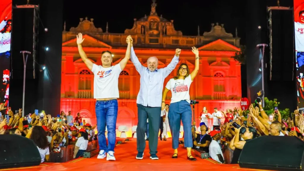 Lula critica altos salários e regalias no Corinthians durante comício em Alagoas
