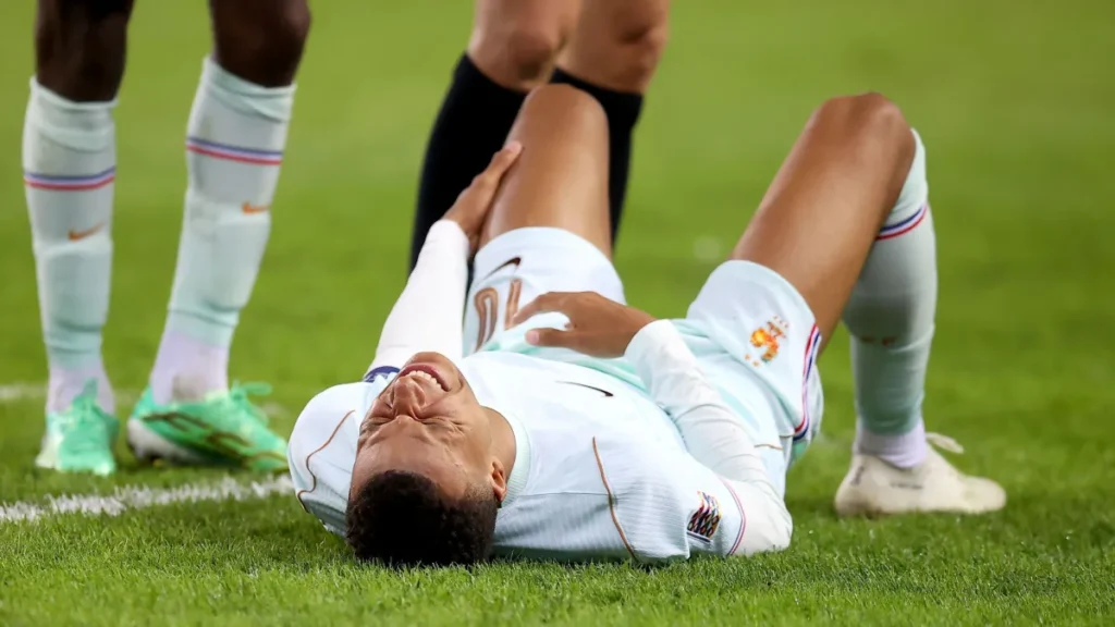Mbappé sofre hiperextensão no joelho e Real Madrid confirma lesão após corte da seleção francesa