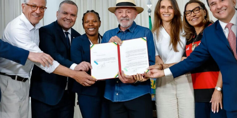 Nova lei sancionada por Lula obriga clubes formadores a manter times de futebol feminino