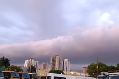 Nuvem rolo surpreende moradores e corta o céu de Matão no interior de São Paulo