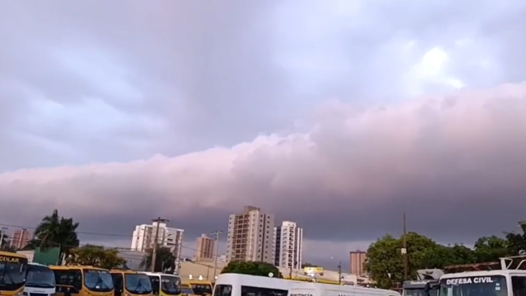 Nuvem rolo surpreende moradores e corta o céu de Matão no interior de São Paulo