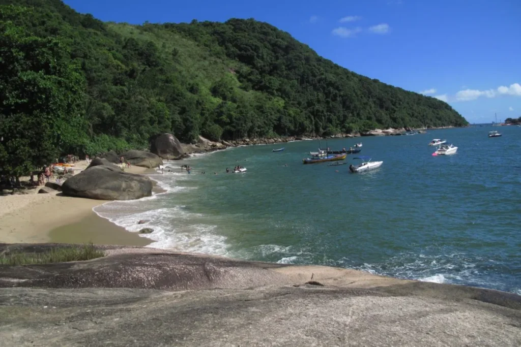 Praia do Sangava: o refúgio escondido no Guarujá que abriga caverna submersa