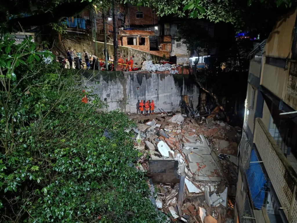 Prédio de quatro andares desaba no Morro do Cantagalo durante demolição
