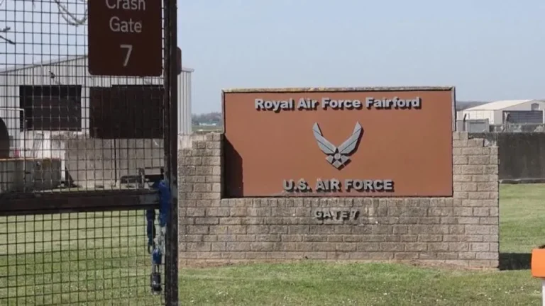 Prisões por suspeita de explosivos em base aérea britânica usada pelos EUA