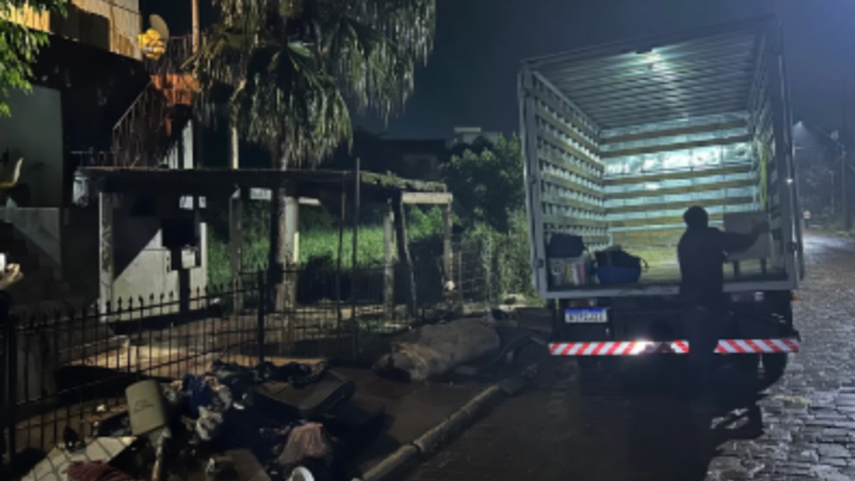 Rio Taquari transborda e força retirada de famílias em Lajeado