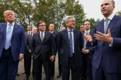 Trump firma acordo de autorregulação com bigtechs para conter riscos da inteligência artificial