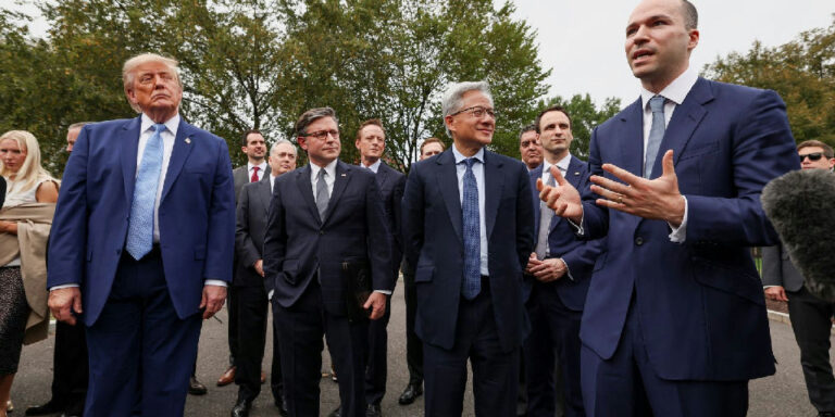 Trump firma acordo de autorregulação com bigtechs para conter riscos da inteligência artificial