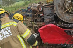 Acidente grave na Br-354 deixa motorista morto após carreta despencar em Minas Gerais