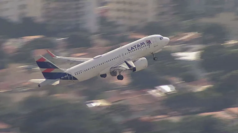 Aeronave da Latam pede prioridade de pouso em Porto Alegre após falha