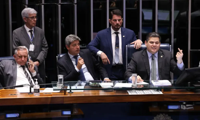 Alcolumbre adia votação da PEC da Segurança no Senado para negociar emendas e maioridade penal