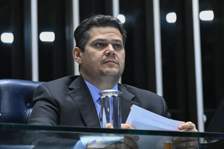 Alcolumbre prevê votação de PEC sobre fim da escala 6x1 para a próxima semana