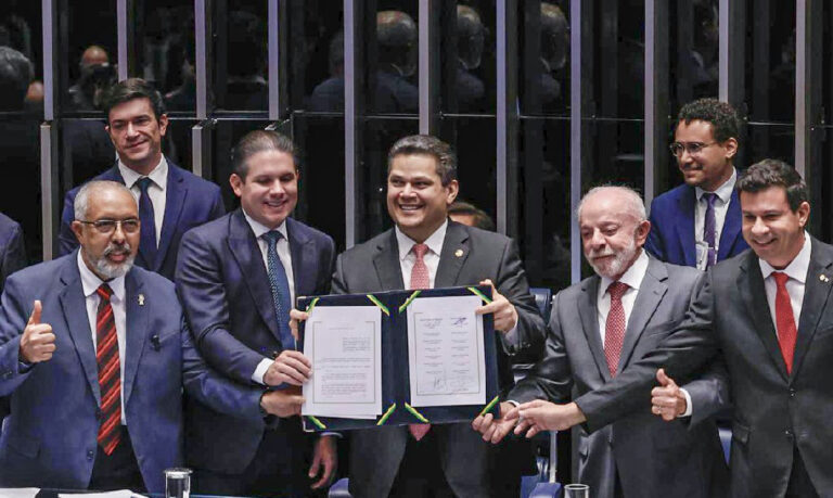 Alcolumbre quebra protocolo e homenageia Paulo Paim em promulgação do fim da escala 6x1