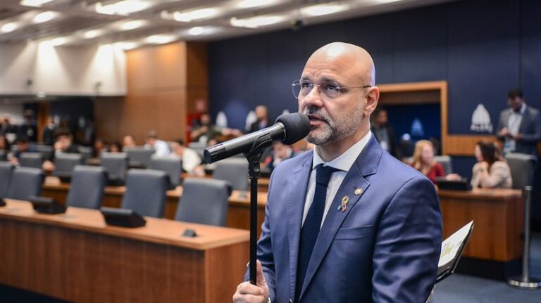 Alerj aprova projeto que amplia garantias para pessoas COM autismo Até os 18 ANOS
