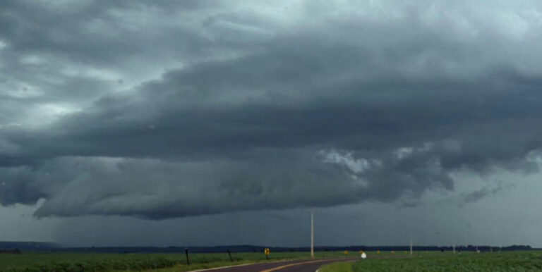 Alerta vermelho de tempestade atinge 143 cidades do Paraná neste domingo de votação