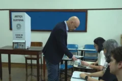 Alexandre de Moraes comparece às urnas em São Paulo neste domingo