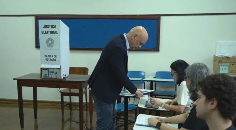 Alexandre de Moraes comparece às urnas em São Paulo neste domingo