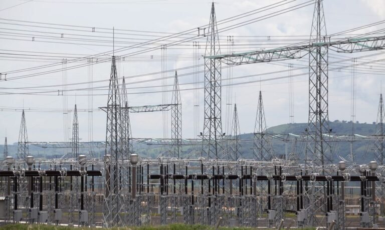 Aneel planeja realizar três leilões de transmissão de energia em 2027 com tecnologia inédita