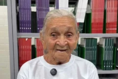 Aos 76 anos, aposentada supera barreiras e aprende a escrever o próprio nome no Piauí