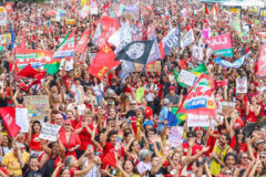 Apoiadores de Lula ocupam orla de Copacabana em ato pela democracia