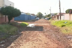 Após décadas de descaso, moradores de Campo Grande exigem pavimentação em ruas tomadas por lama