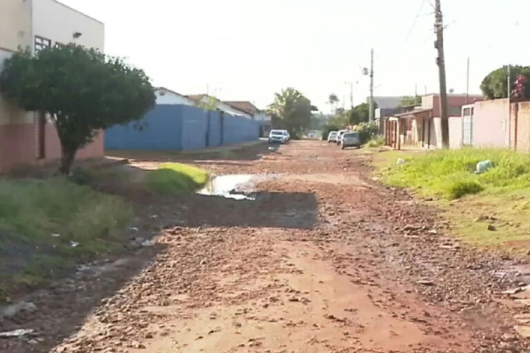 Após décadas de descaso, moradores de Campo Grande exigem pavimentação em ruas tomadas por lama
